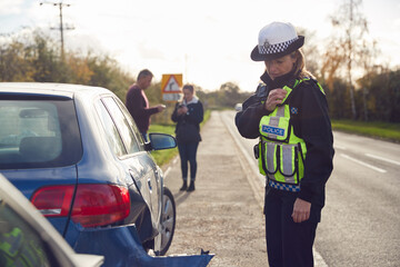 police officer at sight of car accident